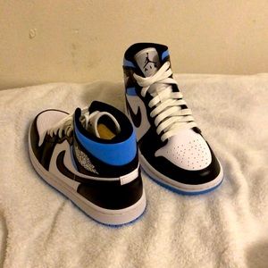 Women’s Air Jordan 1 Mid ‘University Blue’
